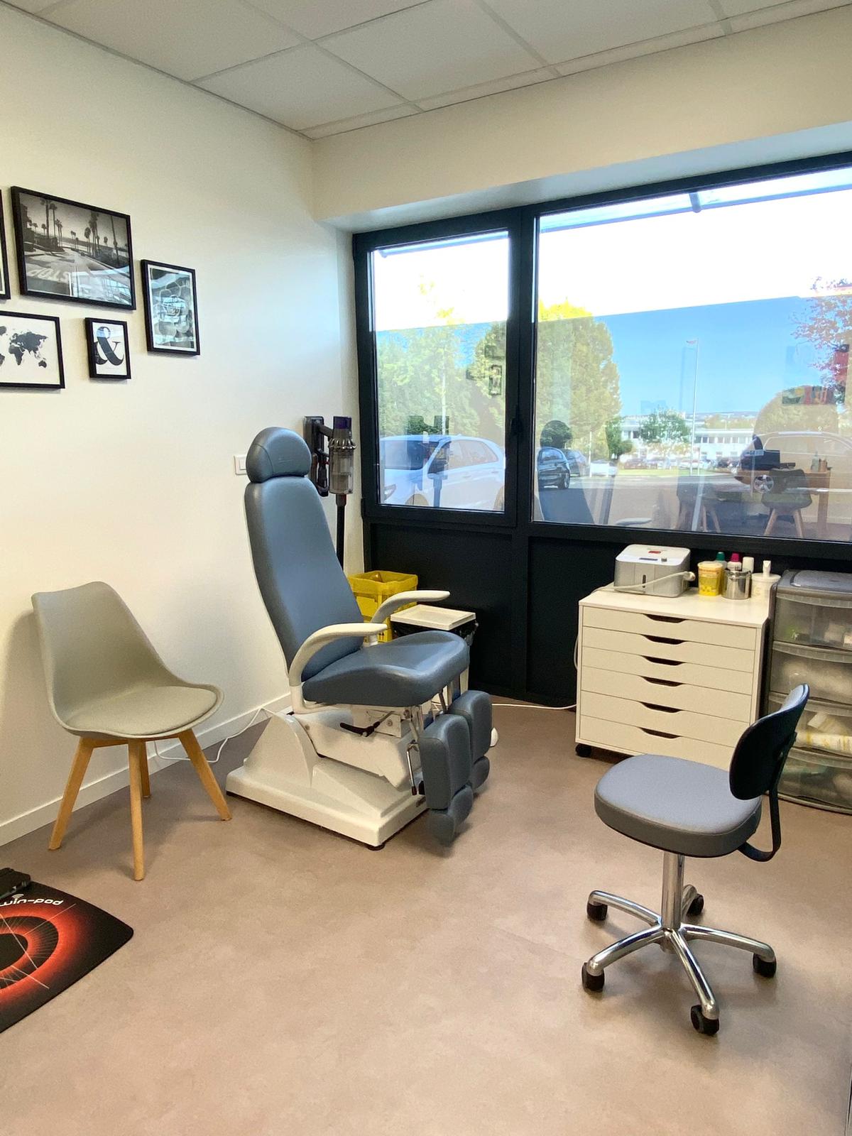 Salle de soin avec fauteuil de podologie